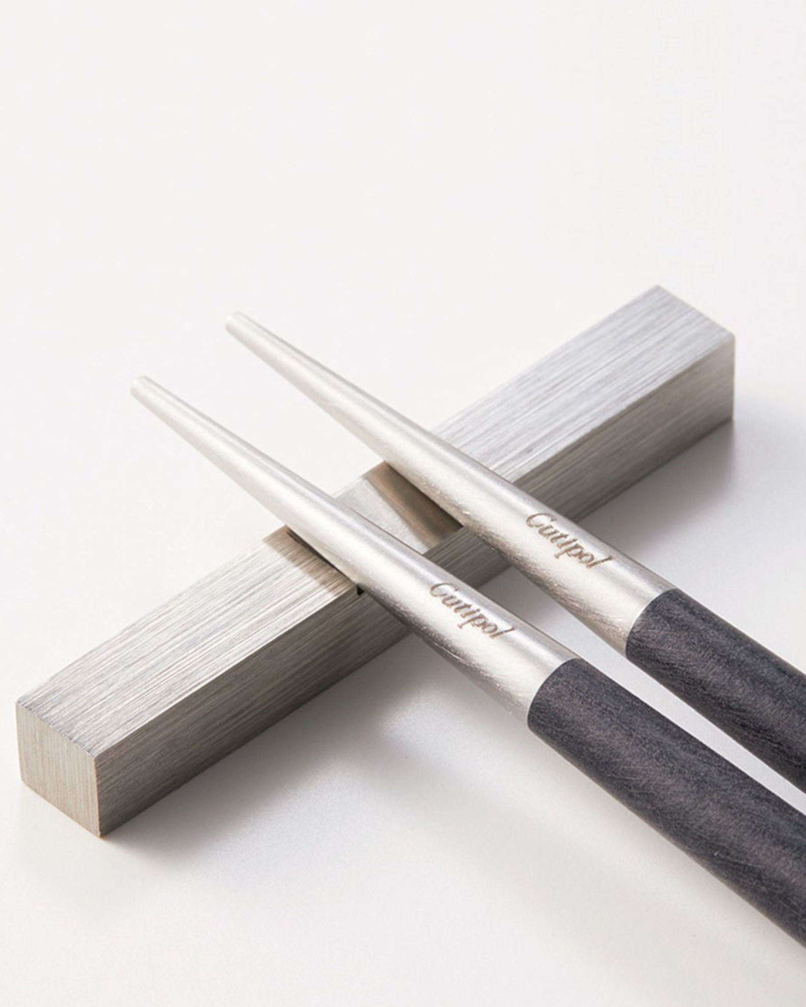 Cutipol Goa Black chinesische Essstäbchen – 2 Stück + Halter