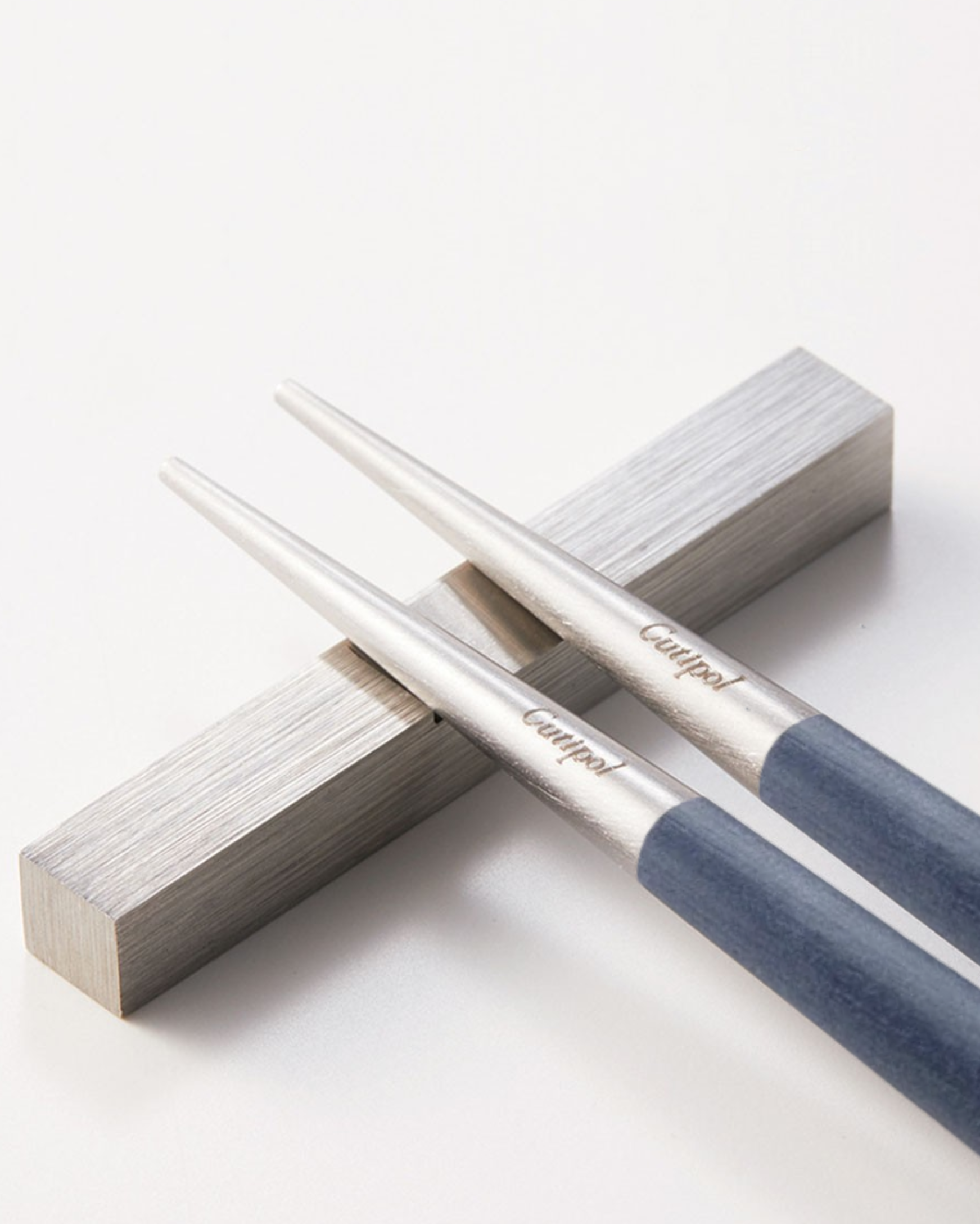 Cutipol Goa Blue chinesische Essstäbchen – 2 Stück + Halter